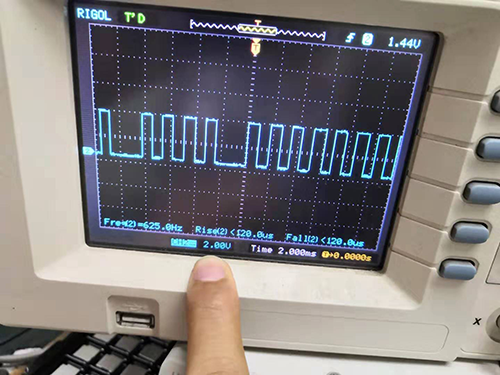 將示波器的電壓刻度設(shè)為2V，時(shí)間刻度設(shè)為2ms